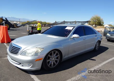 2008 Mercedes-Benz S 550 z USA, uszkodzony, nr VIN WDDNG71XX8A151896